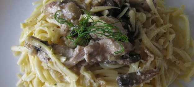 Паста с курицей и грибами под сливочным соусом