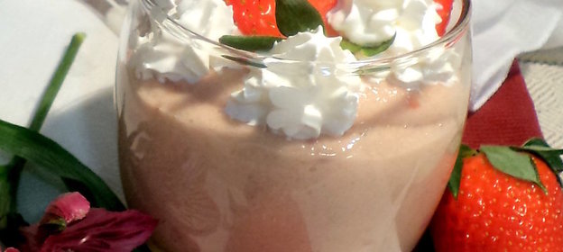 Десерт Клубнично- банановое счастье со взбитыми сливками!