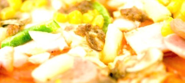 Пицца с ананасами, колбасой, сладкой кукурузой и томатами