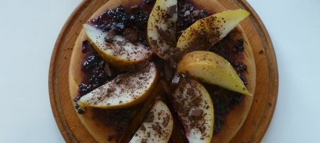 Имбирно-грушевая шарлотка с шоколадом