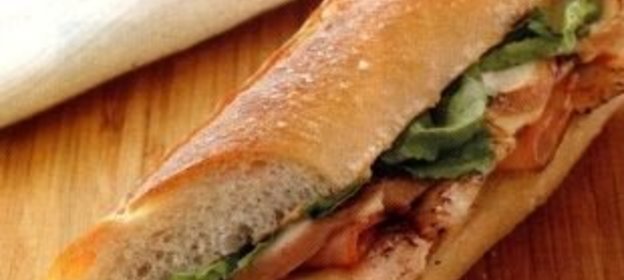 Бургеры с куриным филе, ветчиной и сыром