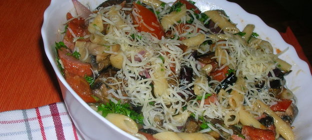 Теплый салат с баклажанами, макаронами и грибами ( вкусный , полноценный ужин)
