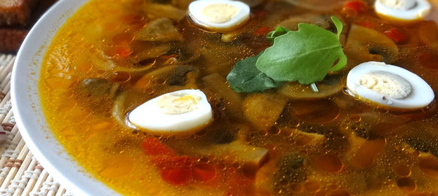 Средиземноморская луковая похлебка с шампиньонами и гренками