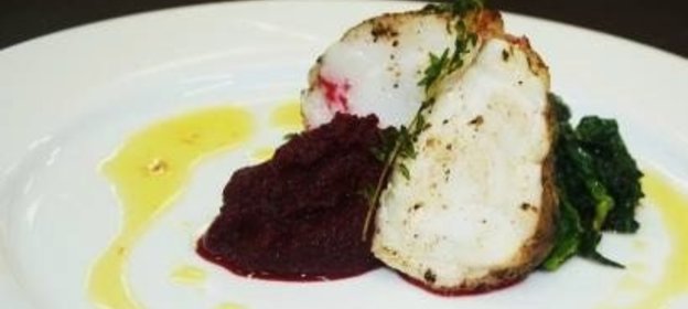 Филе морского черта со свекольным пюре и шафрановым соусом