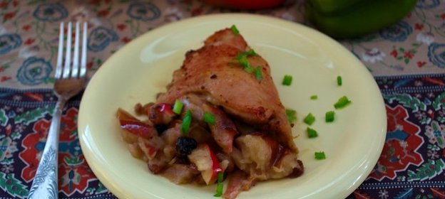 Куриные бедра с яблоком и изюмом