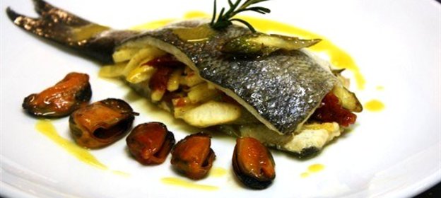 Морской волк, фаршированный овощами, с мидиями и шафрановым маслом