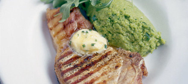 Свиные котлеты с морской солью, чесночным маслом и бобами