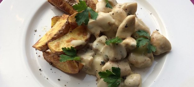 Куриное филе тушеное в сливках