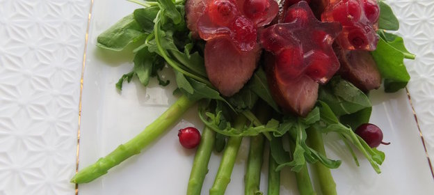 Салат из утки с ягодным желе на подушке из руколлы