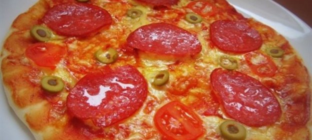 Пицца с томатами и сервелатом + фокача с чили и каперсами